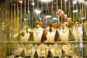 सोना 170 रुपये फिसला, चाँदी भी 700 रुपये कमजोर