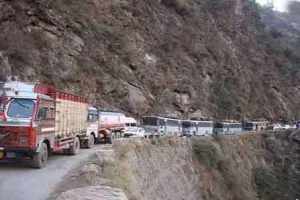 श्रीनगर-जम्मू राष्ट्रीय राजमार्ग चार दिनों बाद फिर से खुला