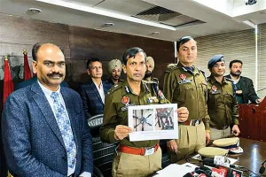 पाक की साजिश बेनकाब, ड्रोन से भेजे हथियार बरामद, एक जवान सहित तीन गिरफ्तार