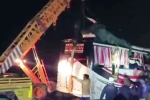 लखनऊ-आगरा एक्सप्रेस-वे पर बड़ा हादसा, 14 की मृत्यु, 31 घायल