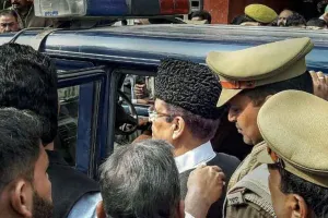 आजम ने कहा जेल में आतंकी जैसा व्यवहार
