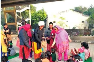 यूथ वीरांगनाओं ने जरूरतमंद बच्चों को बांटी जुराबें व टोपियां