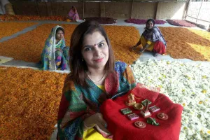 सराहनीय: पूनम के प्रयासों से धूपबत्ती बन महकते हैं भगवान को अर्पित फूल