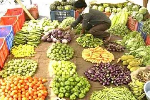 टमाटर 60, 100 रुपये पहुंच गई भिंडी