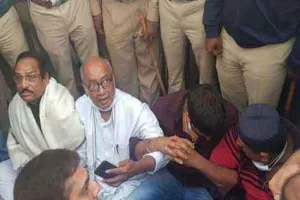 बेंगलुरू में धरना दे रहे दिग्विजय सिंह को किया गिरफ्तार