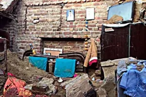 मकान की छत गिरने से परिवार के चार सदस्यों की मौत