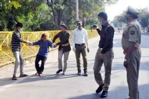 पुलिस की सख्ती के बाद घरों में घुसे लोग