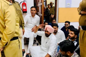 गुस्सा। युवा जिलाप्रधान जसविंद्र खैहरा के साथ कुलपति कार्यालय पहुंचे जजपा कार्यकर्ता