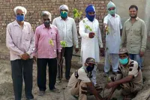 पौधारोपण कर व निराश्रित पशुओं की सेवा कर मनाया स्थापना दिवस