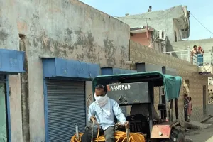 पूर्व मुख्य संसदीय ने अपने निजी कोष से गांव में करवाया सेनिटाईजर