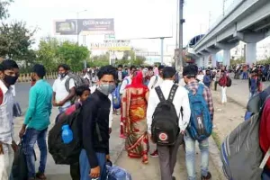 राहत की घोषणा के बावजूद मजदूरों का पलायन जारी