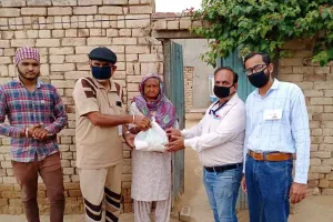 डेरा सेवादारों की जरूरतमंद को राशन बांटने की मुहिम जारी