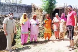उमंग व खुशी ने घर-घर दिए सेनिटाईजर