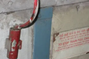 फर्रूखाबाद में चेन पुलिंग कर भागे प्रवासी