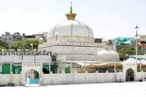 ख्वाजा की दरगाह में शादियाने बजाने का विवाद गहराया