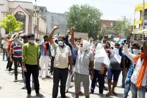 प्रवासियों के सब्र का बांध टूटा, सड़क पर उतर बोले-‘हमें घर भेजो’