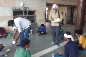 प्रवासी श्रमिकों के पैसे खत्म हुए तो रोडवेज कर्मियों ने खाना खिलाकर टिकट कटवाई