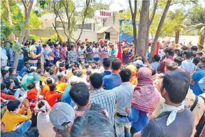 लॉकडाऊन। सड़कों पर उतरे हजारों मजदूर, प्रशासन के फूले हाथ-पांव