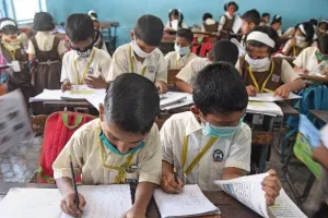 स्कूल खोलने का मतलब है कोरोना महामारी को और बढ़ावा देना