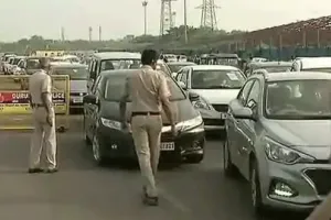 गुरुग्राम-दिल्ली बॉर्डर पर राजनीति तेज, हरियाणा ने हटाए बैरिकेड
