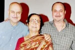 अनुपम खेर की मां सहित परिवार के चार सदस्य कोरोना संक्रमित