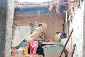 बारिश के कारण गिरी मजदूर के घर की छत, जानी नुक्सान से बचाव