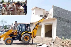 अतिक्रमणों पर चला पीला पंजा, भारी पुलिस बल रहा मौजूद