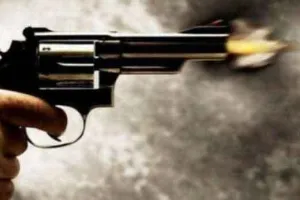 Crime: घर में घुसकर सरपंच की गोली मारकर हत्या