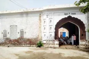 103 वर्ष पुराना इतिहास समेटे पुराना भव्य दरवाजा