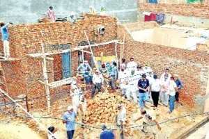 पक्की छत्त मिली तो विधवा के छलके खुशी के आंसू