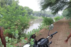 बेजुबान को डेरा अनुयायियों ने निकाला बाहर