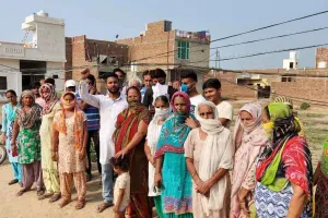 हादसों को दावत दे रहे बिजली के लटकते तार