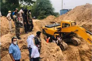 सीवर में गिरे दो लोगों में से एक को बचाया, दूसरे की तलाश जारी