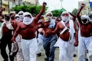 पेगां पैक्स घोटाला: किसानों ने अर्धनग्न होकर किया प्रदर्शन