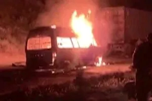 पाकिस्तान में वैन में आग लगने से 13 की मौत, पांच घायल