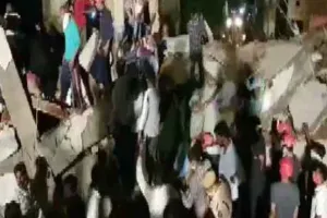 गुजरात में इमारत गिरने से 3 की मौत