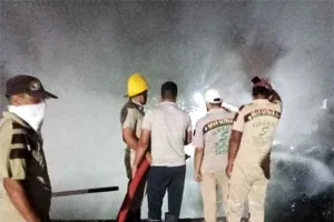 जान जोखिम में डालकर ग्रीन एस के जवानों ने आग पर पाया काबू
