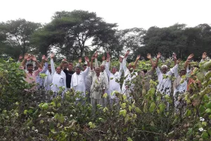 बिना खेतों में पहुंचे फसल खराब की अधिकारियों ने तैयार की रिपोर्ट, किसानों ने जताया रोष