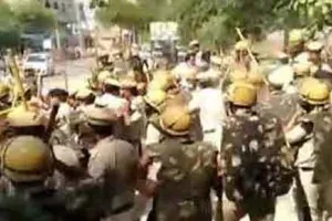 बर्खास्त  पीटीआई टीचरों पर लाठीचार्ज, आंसु गैस गोले छोड़े