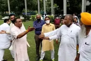 केंद्रीय कृषि मंत्री से मिलने गए किसान नेताओं में हाथापाई