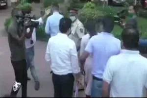 सुशांत मामले में नारकोटिक्स ब्यूरो ने रिया के घर पर छापा मारा