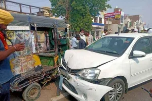 कार-टेम्पो की हुई भिड़त, हादसा टला