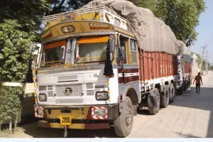 यूपी से हरियाणा में आए धान से भरे 2 ट्रकों को किसानों ने घेरा