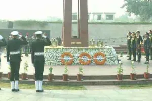 सेना के सभी शीर्ष कमांडरों ने राष्ट्रीय युद्ध स्मारक पर शहीदों को दी श्रद्धांजलि