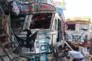 तीन दुकानों में घुसा अनियंत्रित ट्रक