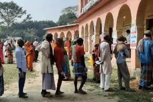 बिहार: तीसरे चरण का मतदान जारी, 34.82 प्रतिशत हुआ मतदान