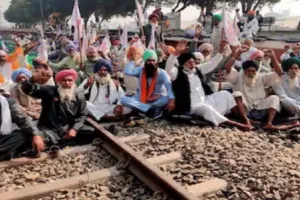 किसानों की सोमवार से ट्रैक पूरी तरह से खाली करने की घोषणा