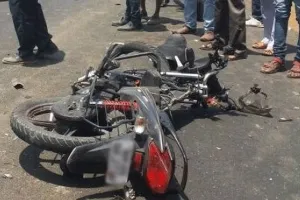 कैंटर की टक्कर से बाइक सवार दो युवकों की मौत, एक गंभीर