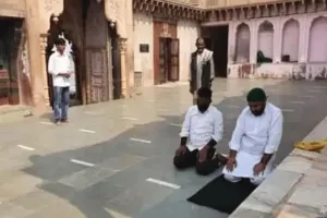 मंदिर में नवाज पढ़ने पर विवाद, फोटो वायरल, रिपोर्ट दर्ज