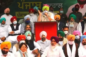 दिल्ली: धरने पर बैठे कैप्टन और नवजोत सिंह सिद्धू
